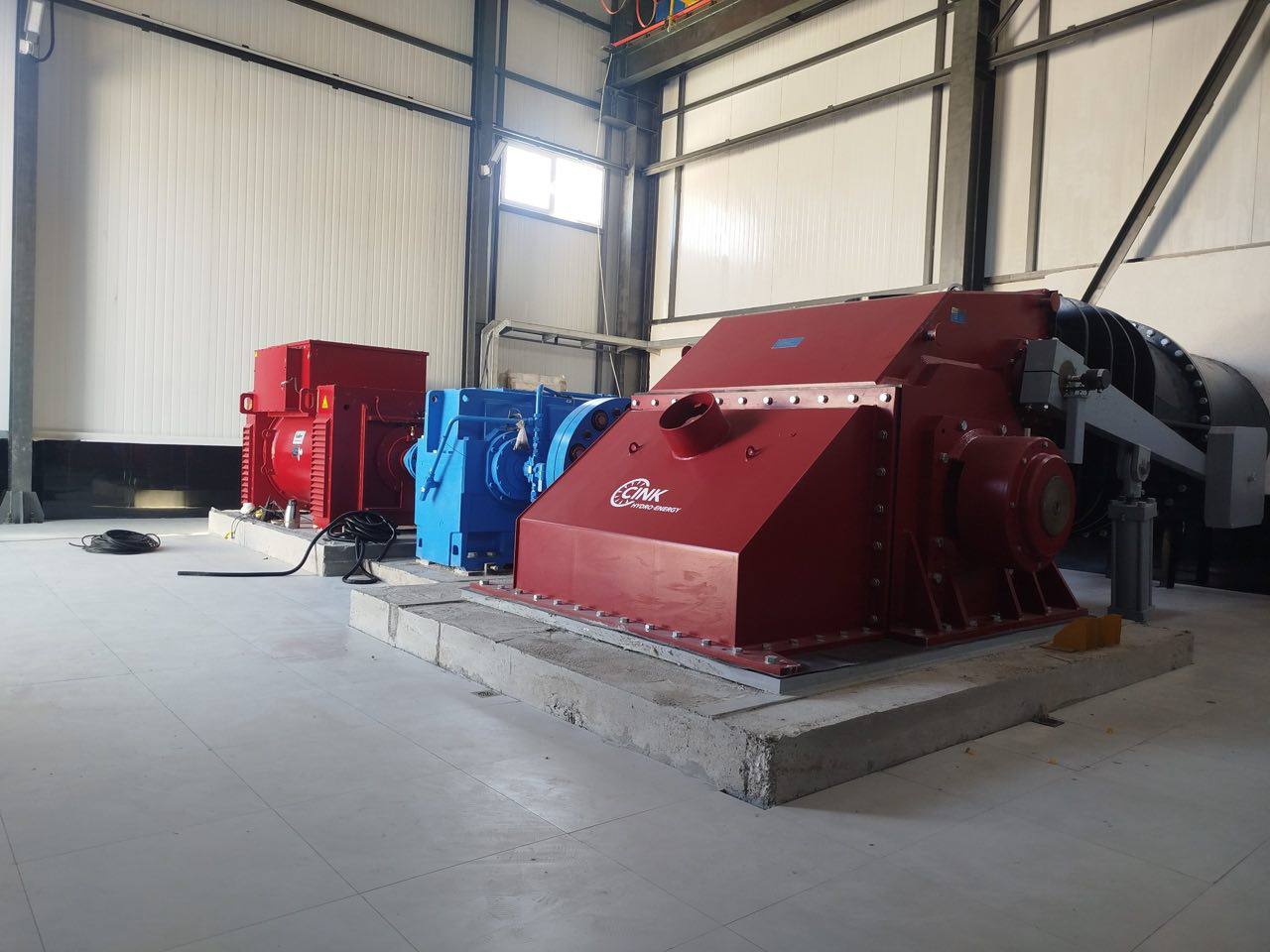 Turbine and generator set aligned on their foundations